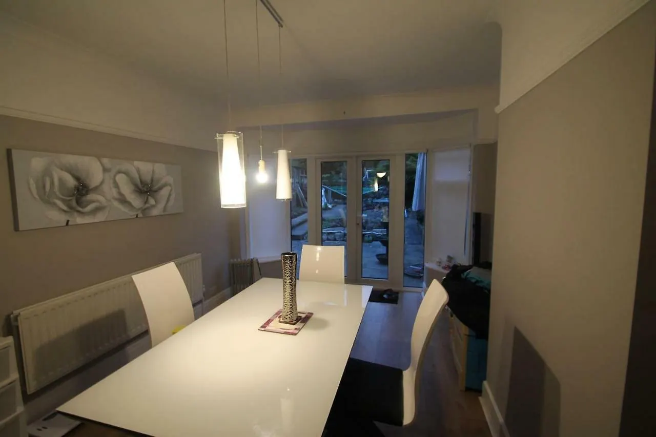 Oak Tree Villa London 0*,