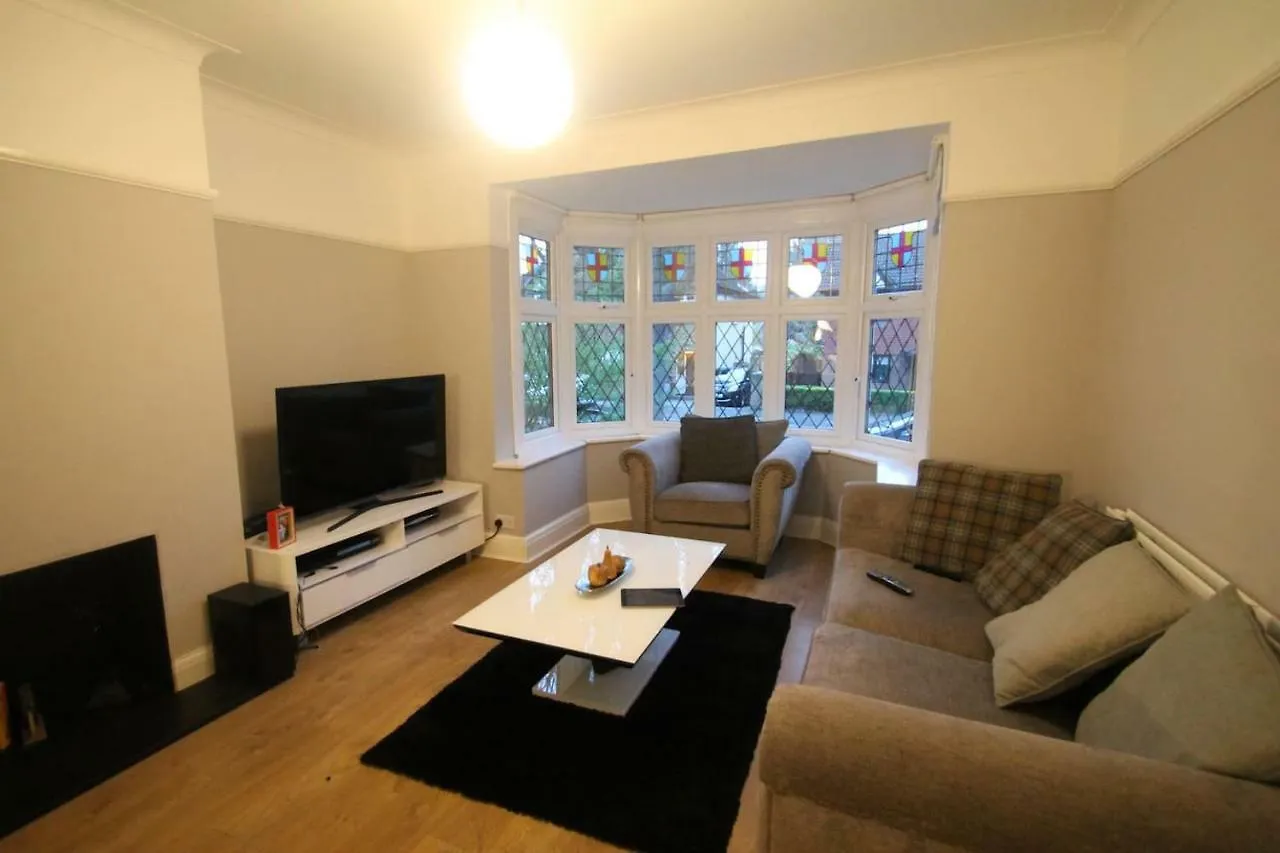 Oak Tree Villa London 0*,  United Kingdom