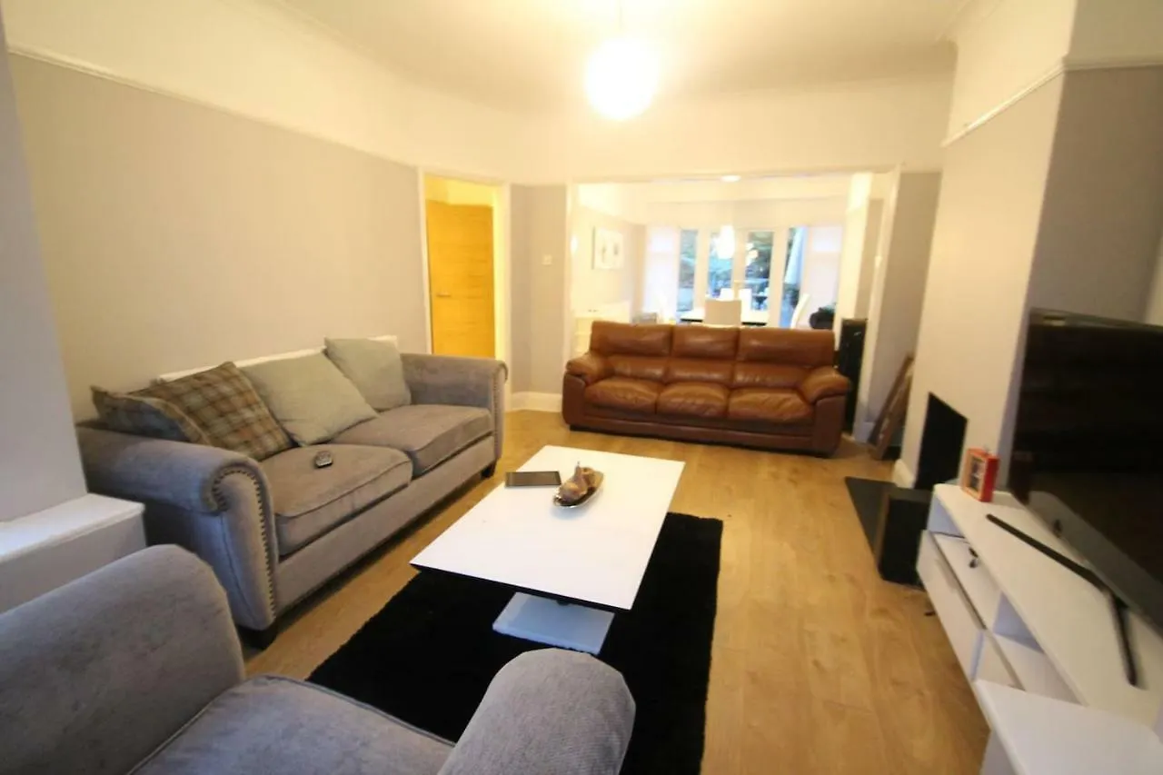 Oak Tree Villa London